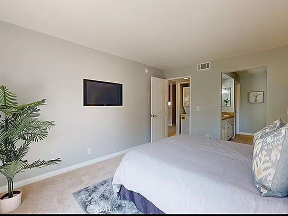 5th image of 5545 Canoga Ave #1