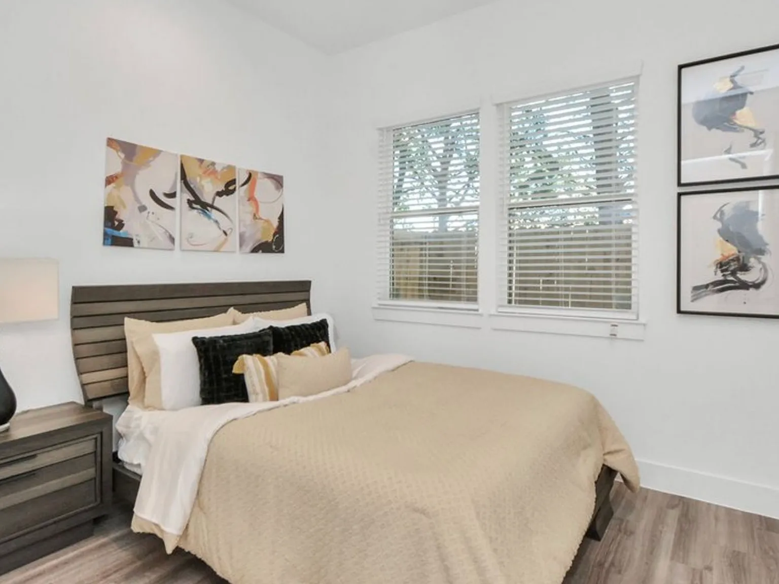 3 bed, 1555 sqft, $2,595 — Photo 2