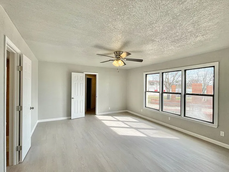 302 Washington St — Photo 32