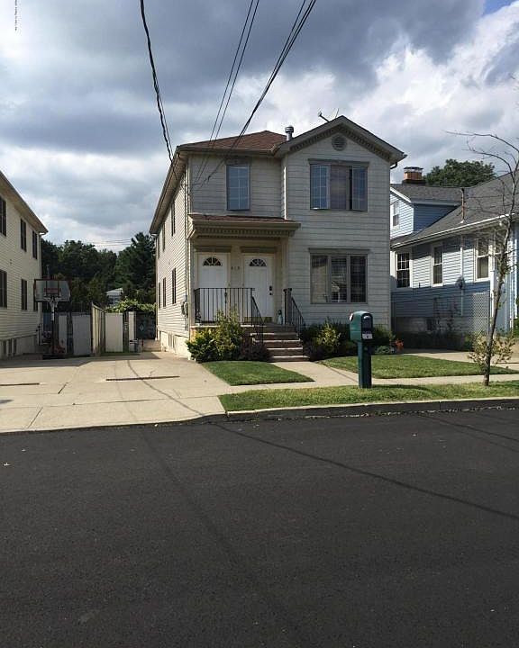 1st image of 415 Medina St