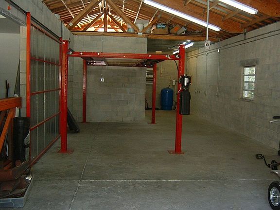 Garage wtih Lift