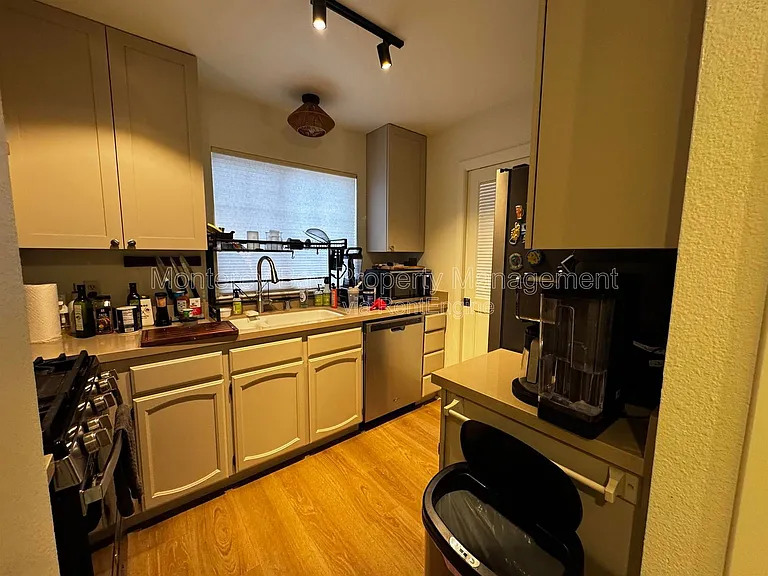 706 Crocker Ave — Photo 4