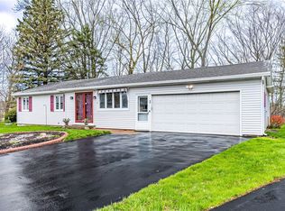 40 Carlsam Cir E, Irondequoit, NY 14609