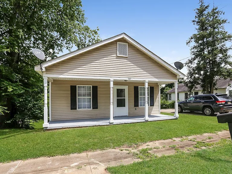 1006 Dr Charles Johnson Ave — Photo 2