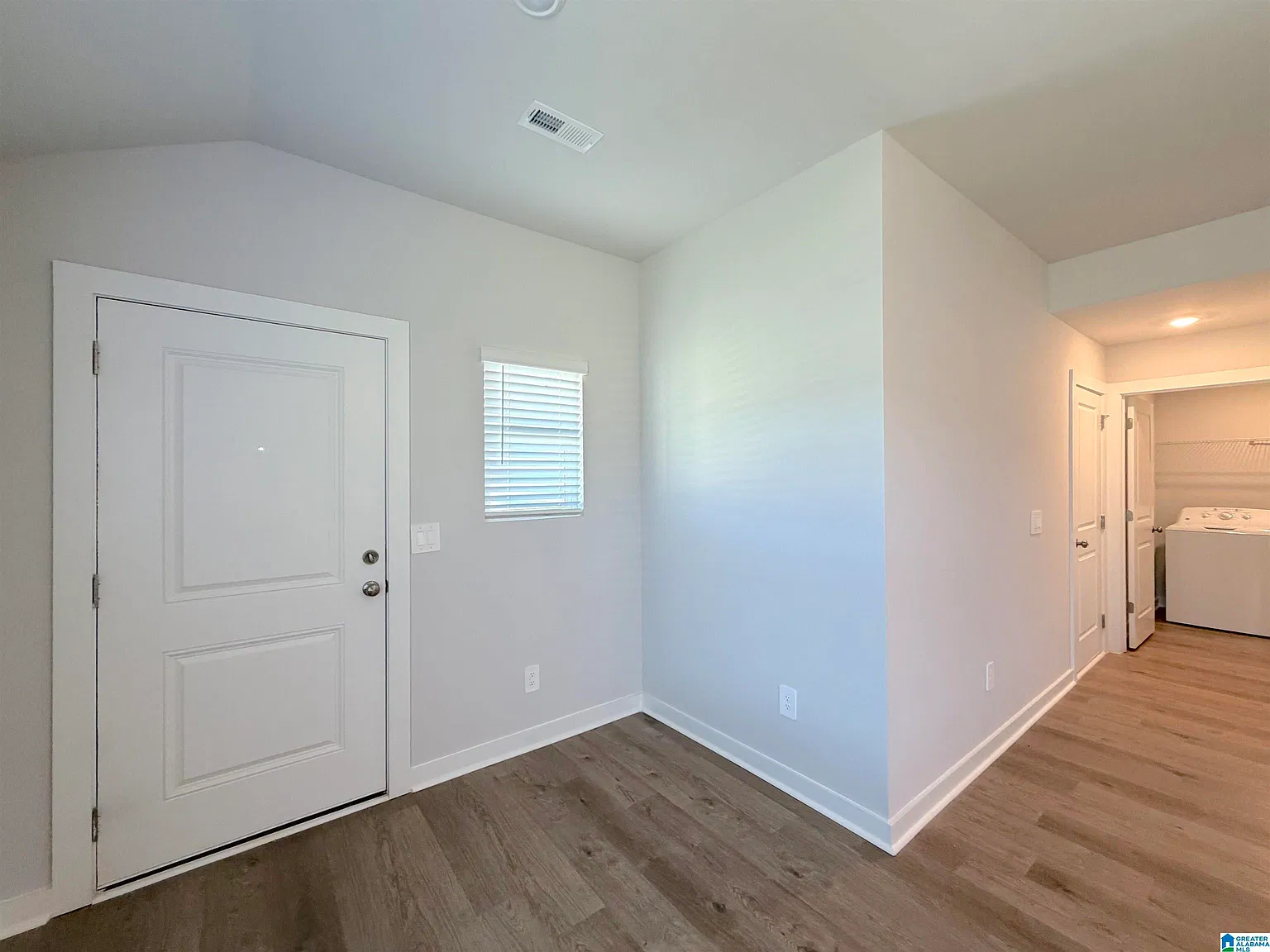 3 bed, 2.0 bath, 1371 sqft, $1,550 — Photo 3