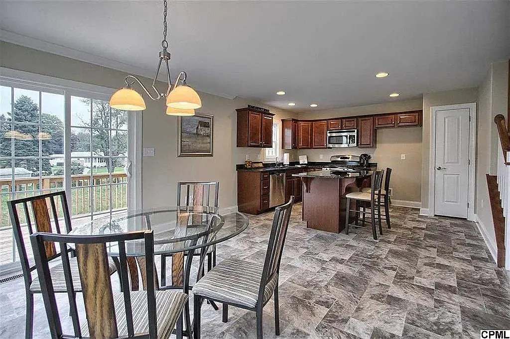 3 bed, 2.5 bath, 2520 sqft, $2,515 — Photo 2