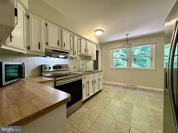 2nd image of 1115 Arundel Dr