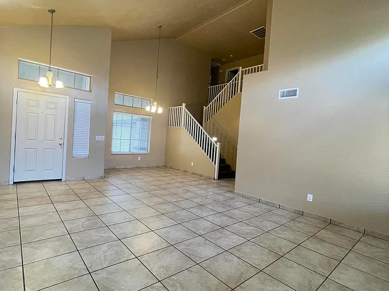 1466 E Holiday Dr — Photo 3