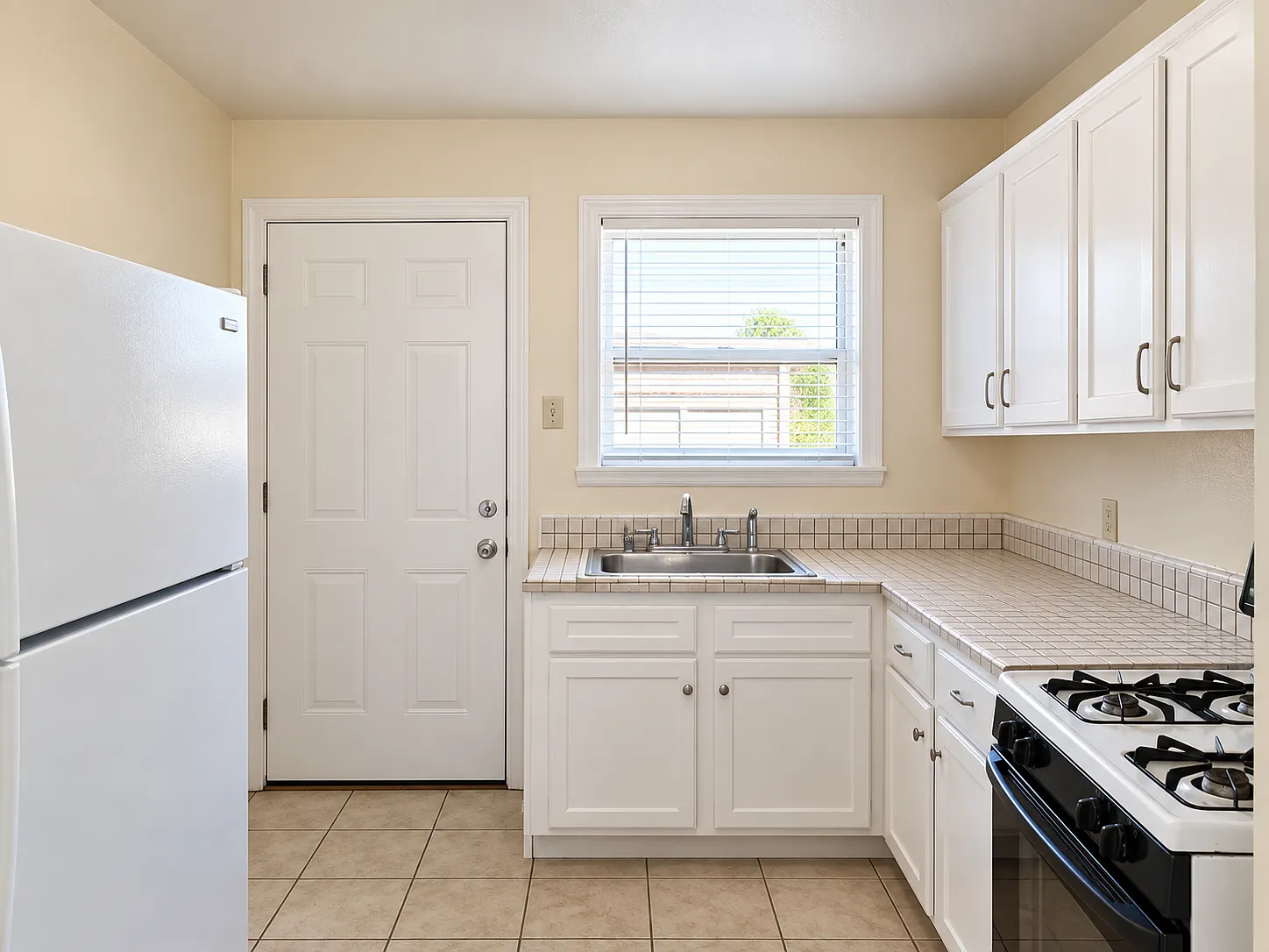 805 KERN RD — Photo 3