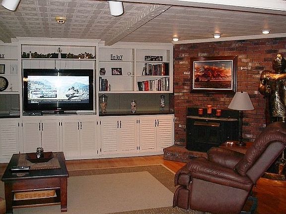 Family Rm Built -Ins/Wood Floor/Firplace