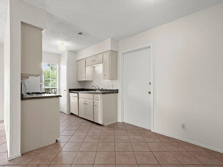 1404 Valleyridge Cir #B — Photo 9
