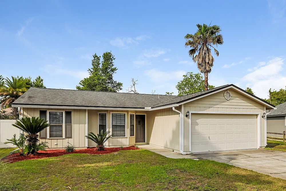 3 bed, 2.0 bath, 1238 sqft, $1,685 — Photo 3