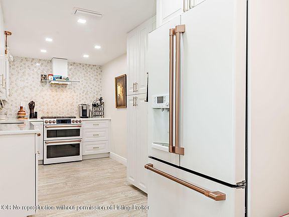 4th image of 2840 S Ocean Blvd