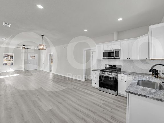 3rd image of 2502 Rosewood Dr