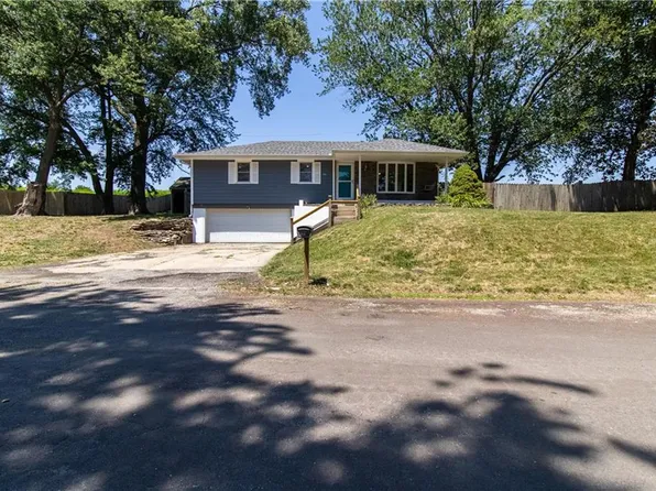 324 Gregory Dr, Gower, MO 64454