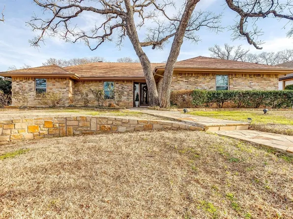 5 Colonial Ct, Trophy Club, TX 76262