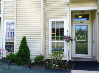 611 Apex Ln, Troy, NY 12182