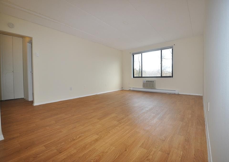 1st image of 128 Colonial Pkwy APT 1A