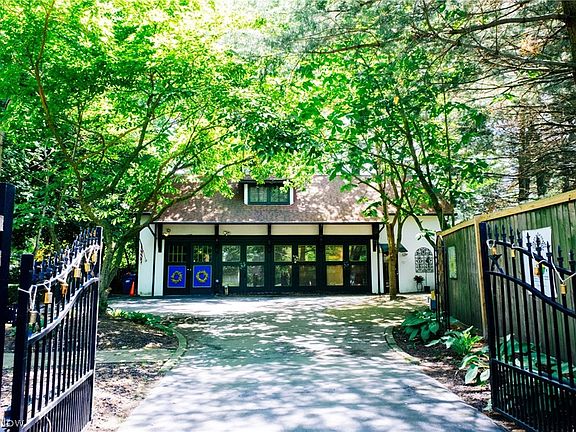 2nd image of 10304 Lake Shore Blvd