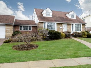 9 Midtown Rd, Carle Place, NY 11514