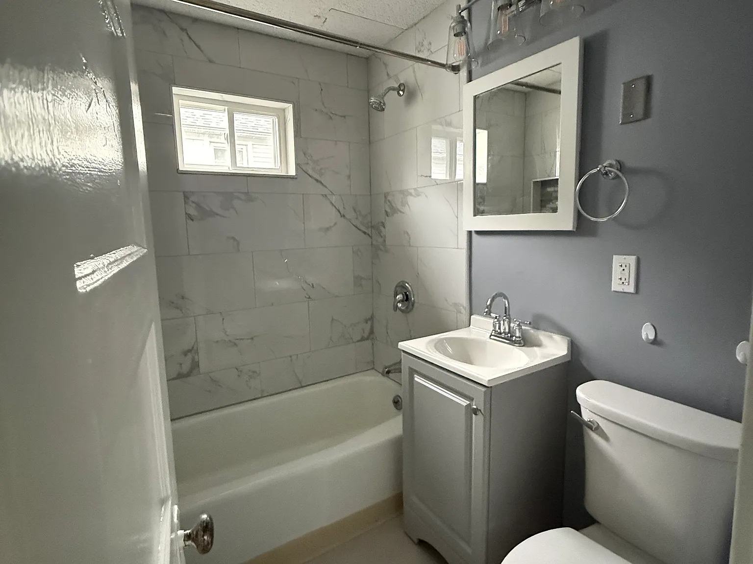3 bed, 1.0 bath, 882 sqft, $2,050 — Photo 4