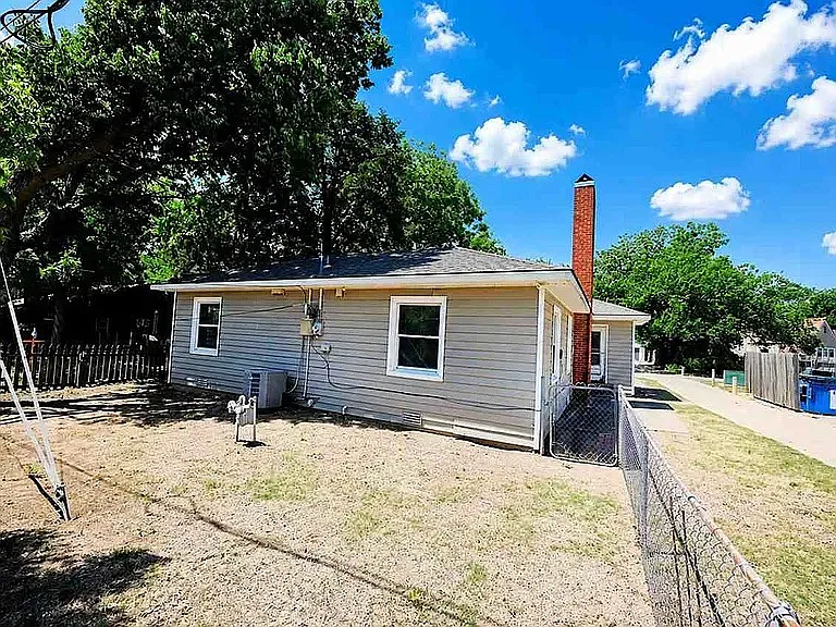 125 S Redwood Dr — Photo 2