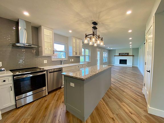 3rd image of 451 Cloverwood Dr