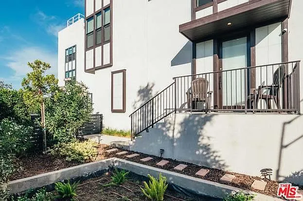 1828 1/2 S Redondo Blvd — Photo 11