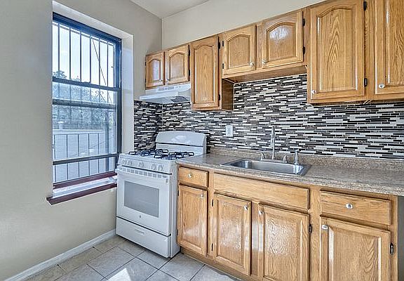 3rd image of 419 Throop Ave APT 3L
