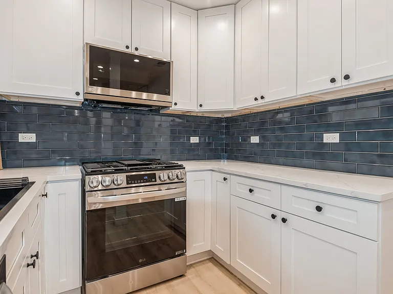 1535 W Estes Ave #G — Photo 11