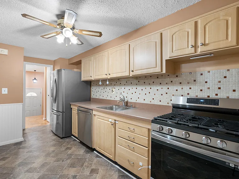 1029 Regina Dr — Photo 7