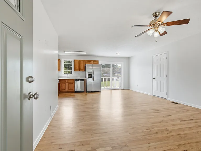 305 Becklea Dr — Photo 4