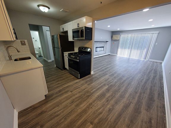 4th image of 18W155 63rd St APT B207