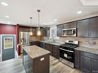 9014 Grove Dr, Whitmore Lake, MI 48189