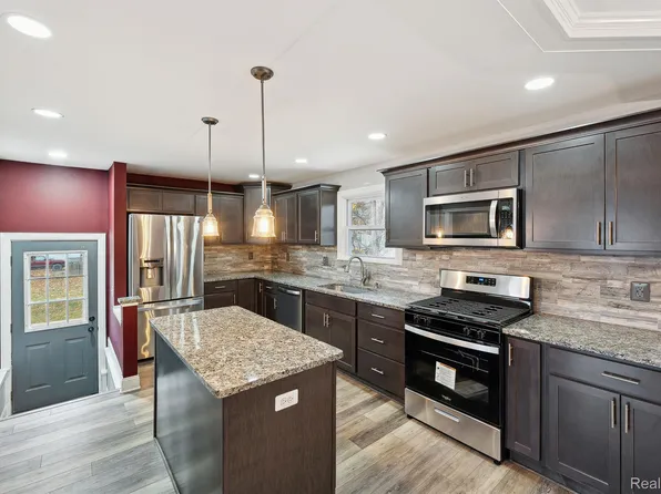 9014 Grove Dr, Whitmore Lake, MI 48189