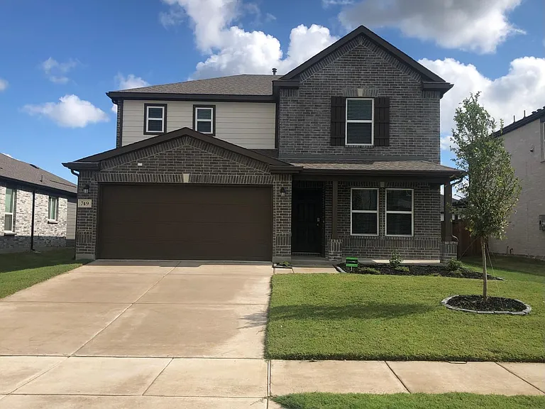 749 Windsor Dr — Photo 1