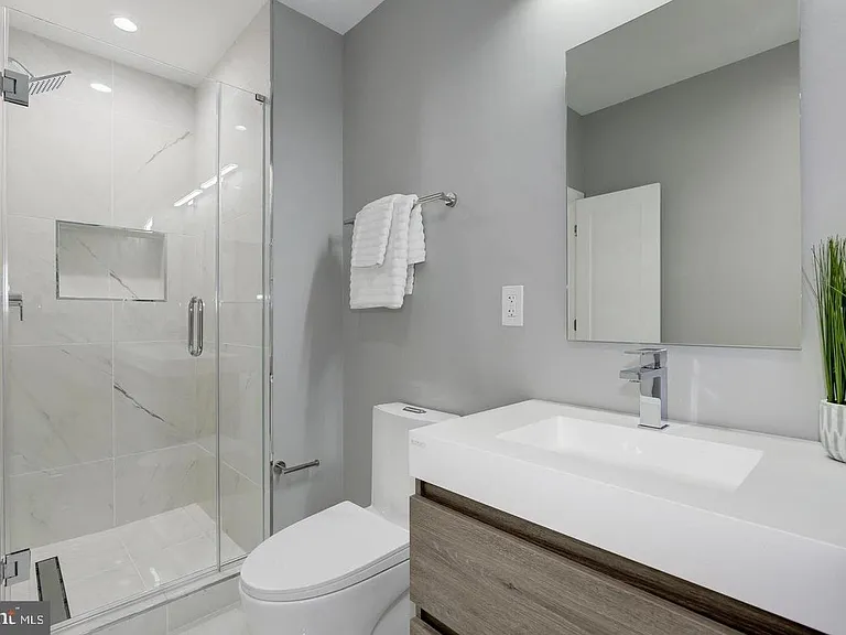 916 12th St NE #1 — Photo 9