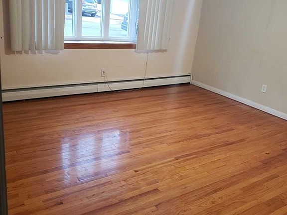 3rd image of 406 Farnham Ave Floor 1