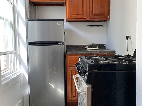 4th image of 64 Livingston St APT 6