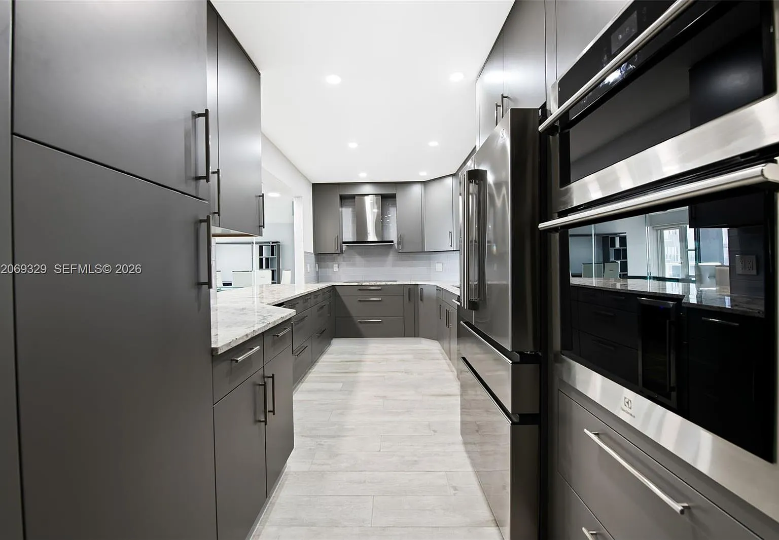 Royal Ambassador Condo — Photo 3