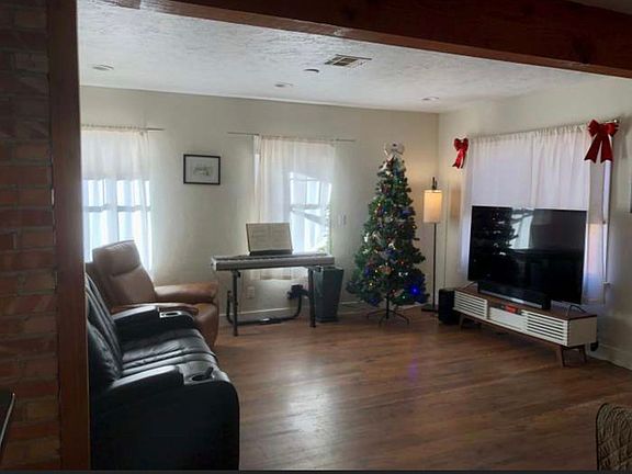4th image of 4703 W Irving St