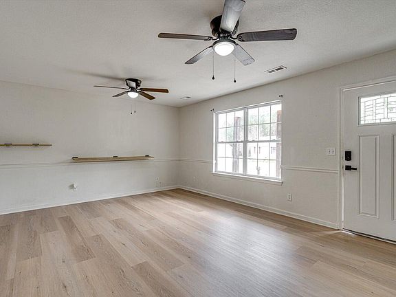 5th image of 329 Pinewood Dr