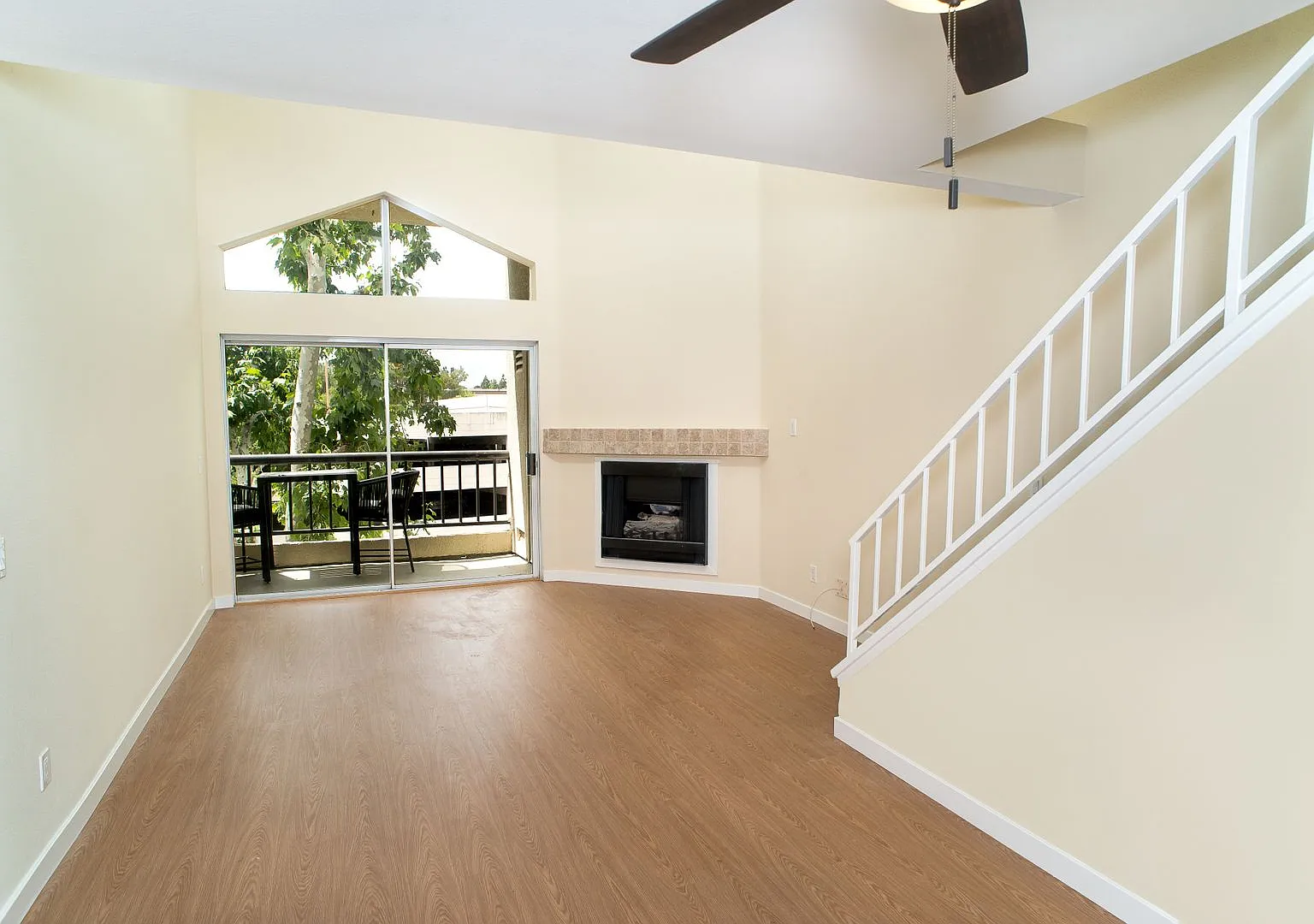 Warner Center 2 Bedroom + Loft Condo for Rent in Woodland Hills! — Photo 3