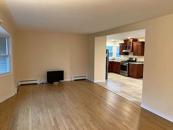 5th image of 509 East Broadway