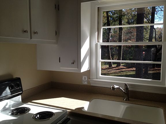 Kitchen w/window to backyard