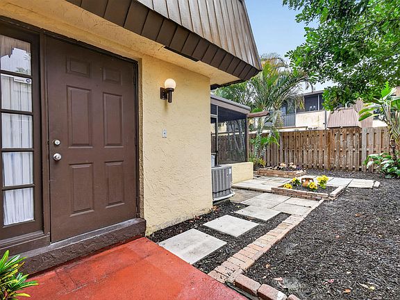 5th image of 3502 Gardens East Drive #B