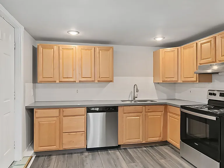 Farrah Apartments: 1 & 2 Bedroom Renovated Units — Photo 1