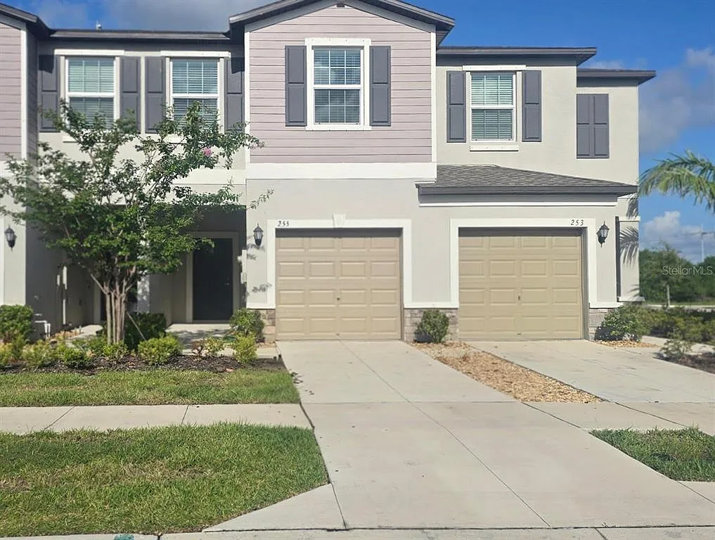 3 bed, 2.5 bath, 1690 sqft, $2,050 — Photo 1