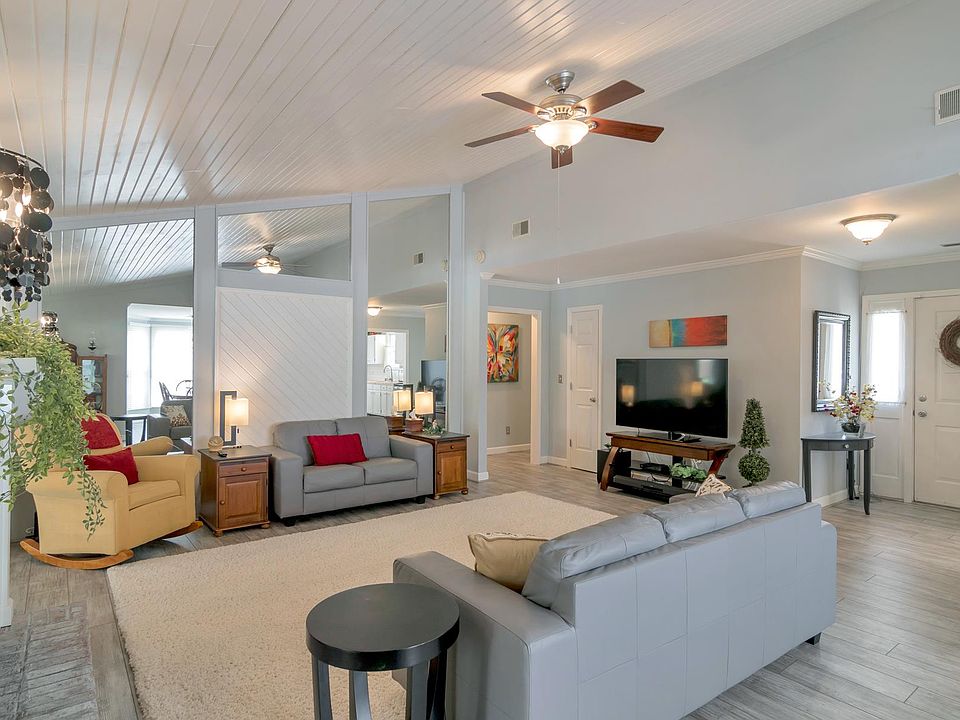 1st image of 513 Riverview Dr