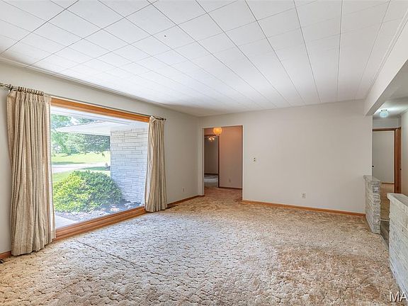 5th image of 9 Green Meadows Dr